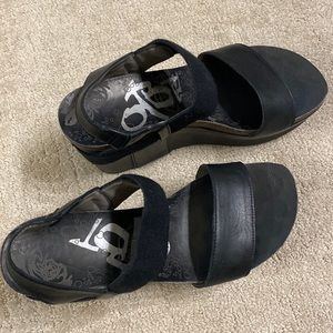 OTBT womens wedge sandals